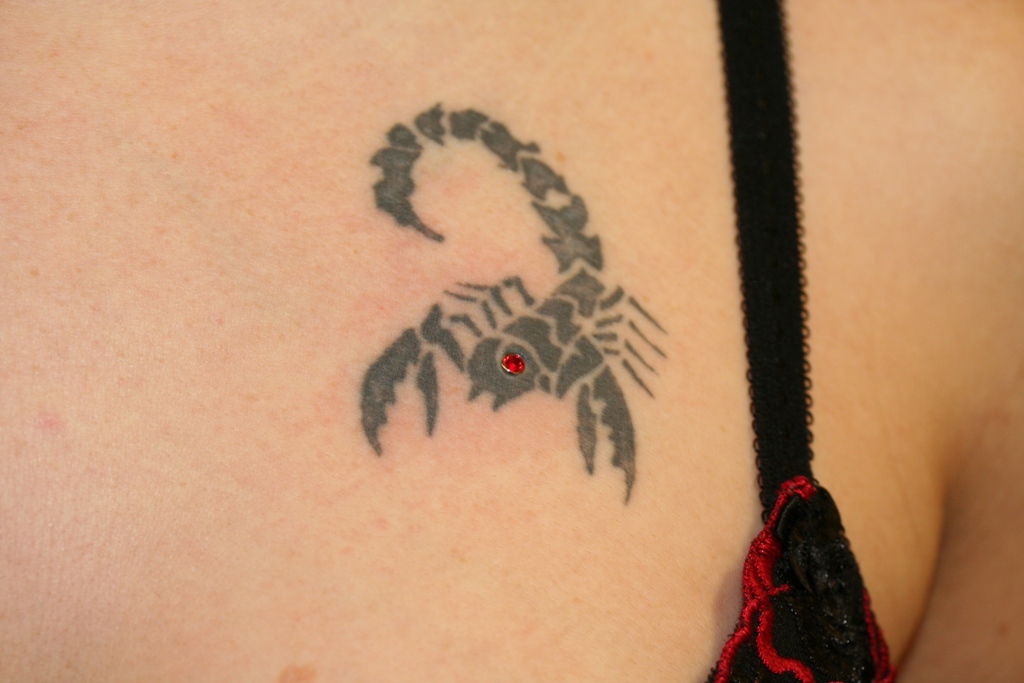 Dermal Anchor in Tattoo Auge des Skorpion am Dekoltée
bzw, auf der
Brust
