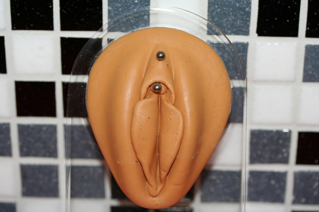 Klitorisvorhaut Piercing Vertikal gestochen mit Bananen Barbell, Stimmulierendes Piercing, Piercing Wien